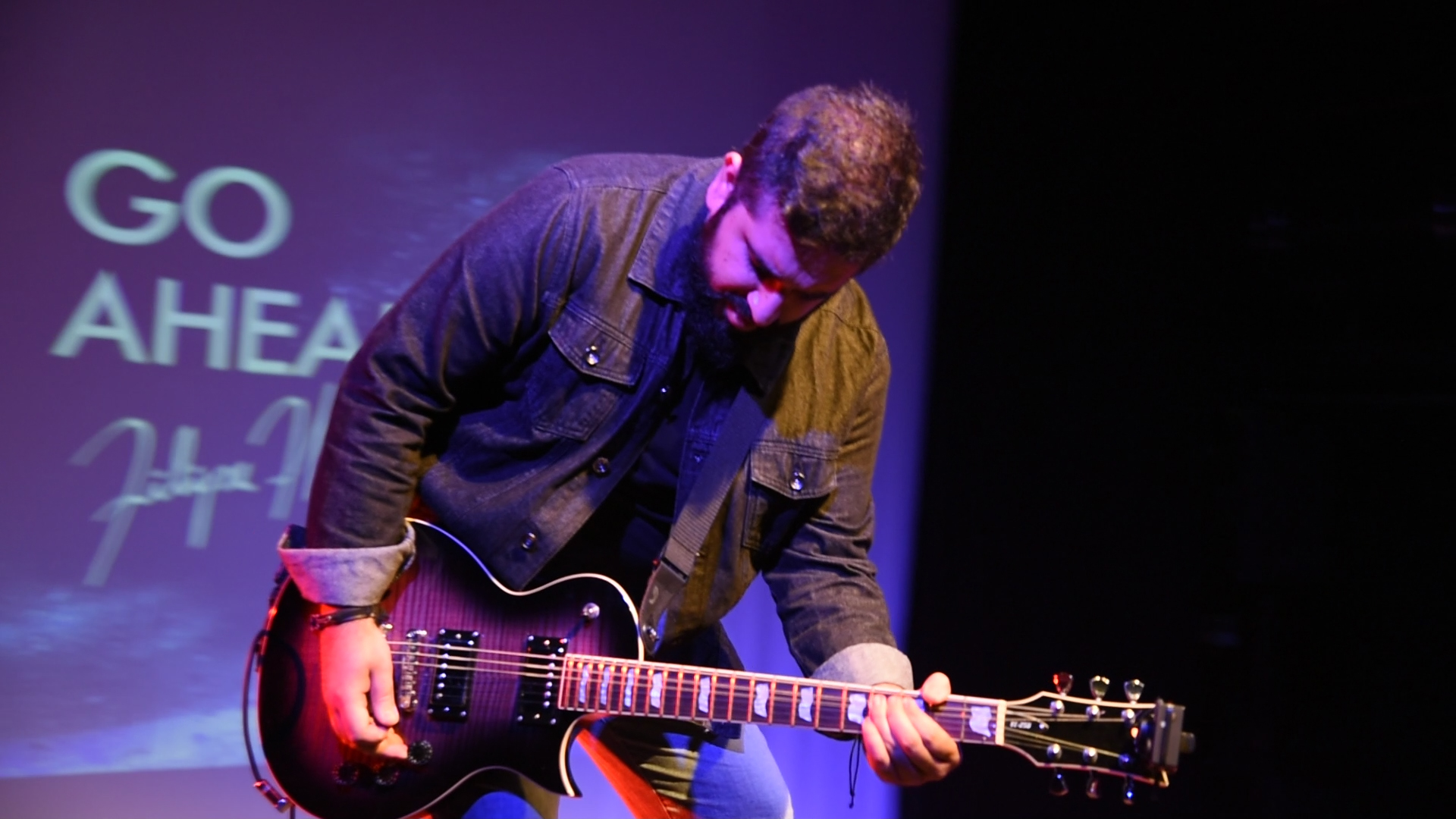 Filipe Hanssen com a guitarra na Fábrica da Criatividade em Castelo Branco