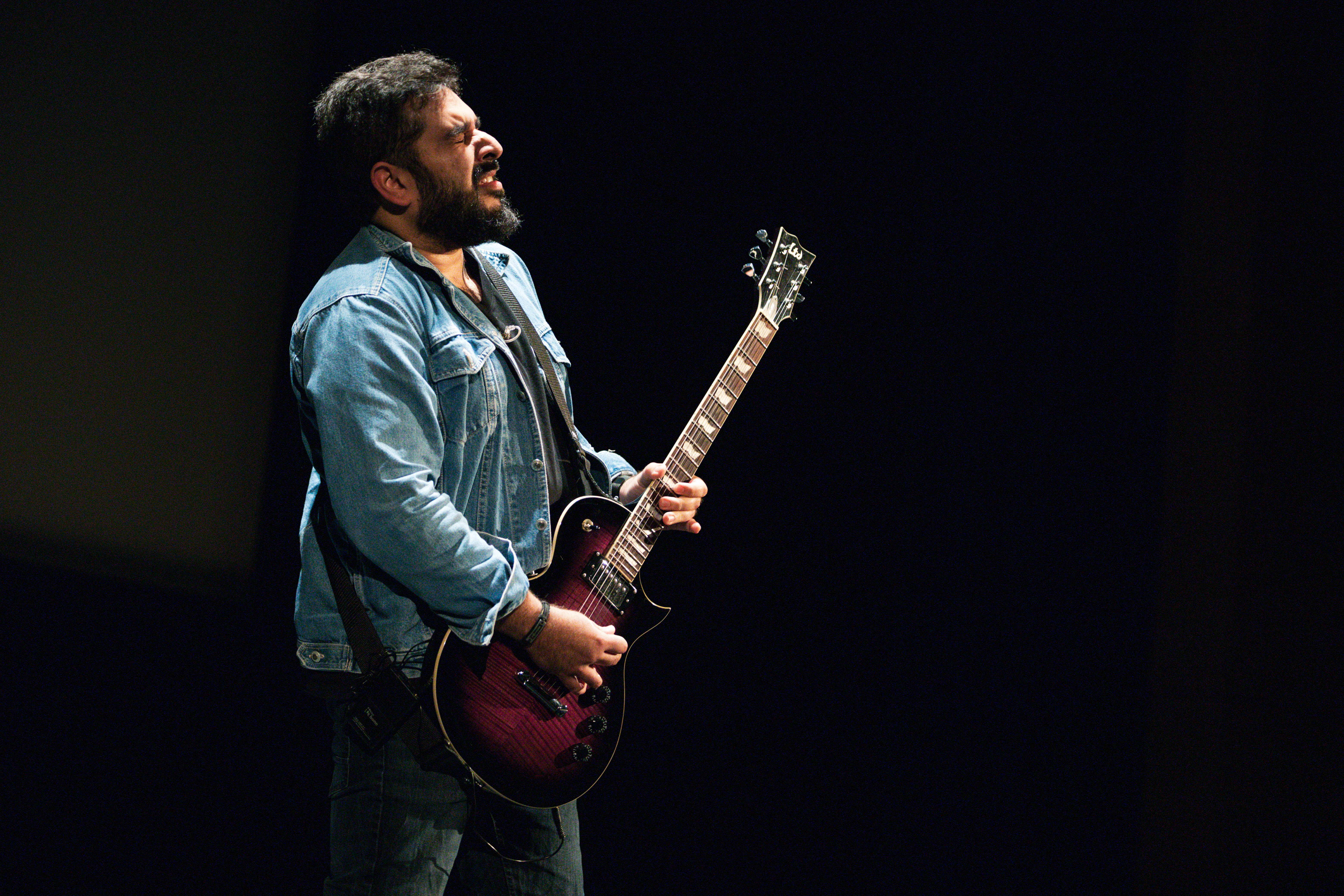 Filipe Hanssen com a guitarra no Cine-Teatro em Castelo Branco
